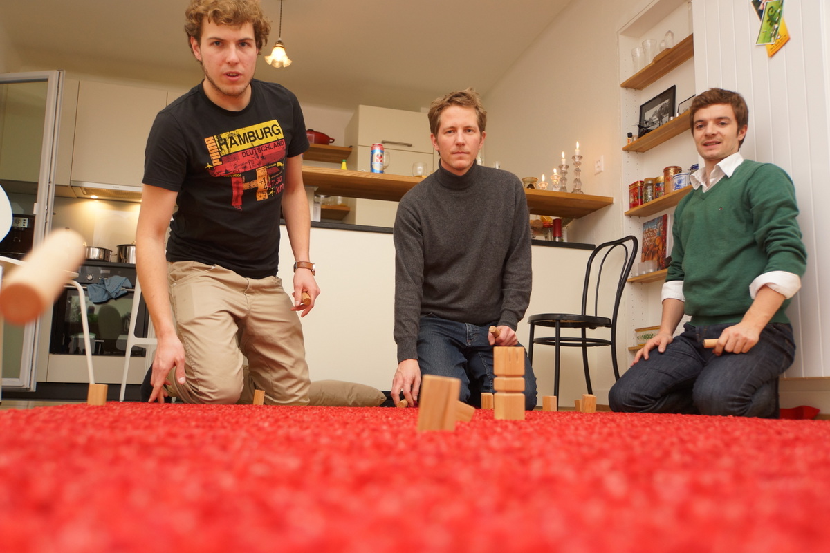 Mini-Kubb auf Teppich ist eine der beliebtesten Indoor-Kubb-Varianten.