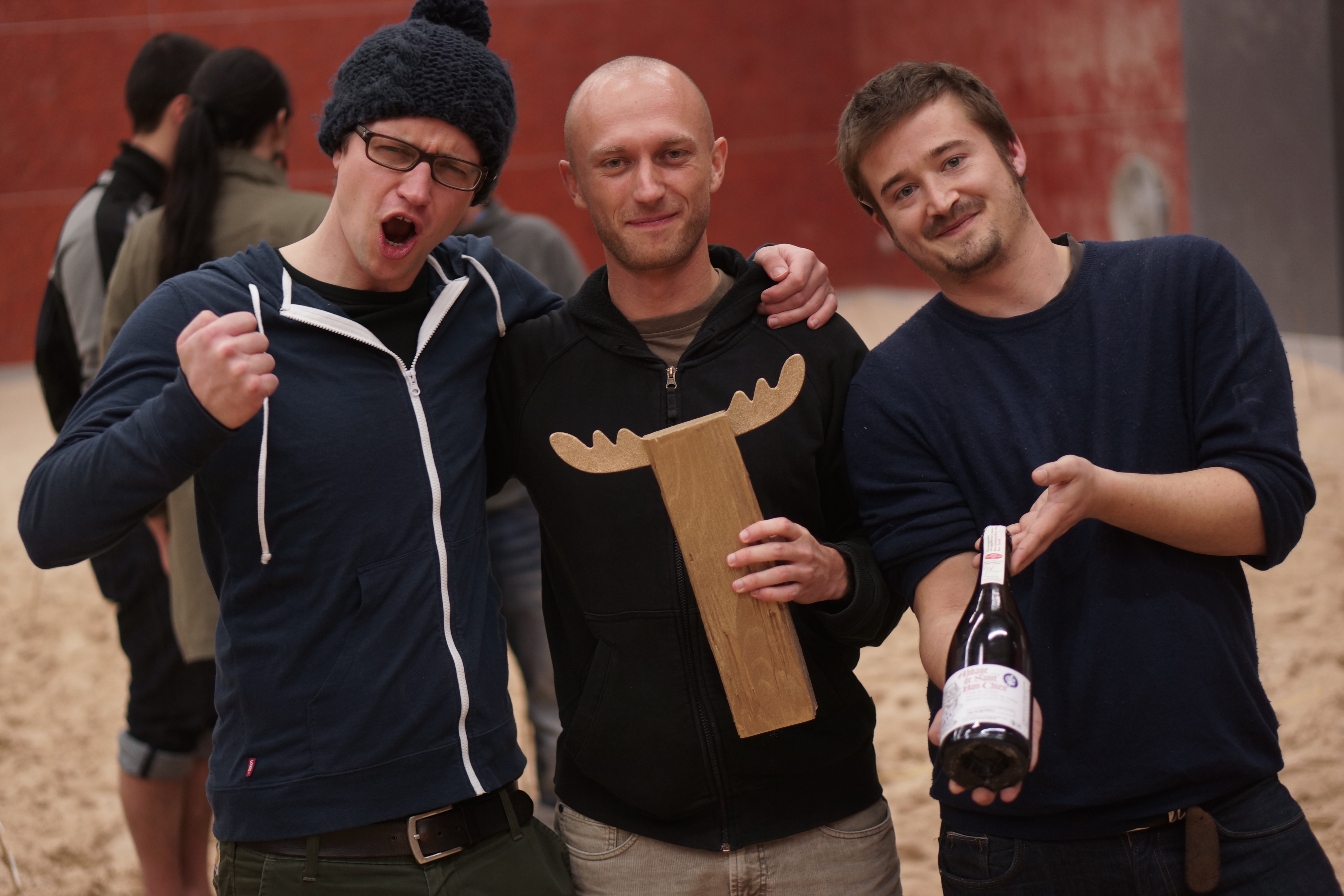 Die Sieger mit Bier und Pokal: Lars, Züst und Tobi